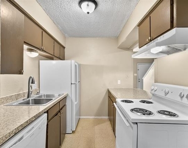 1140 Tyra Lane - Photo Thumbnail 7