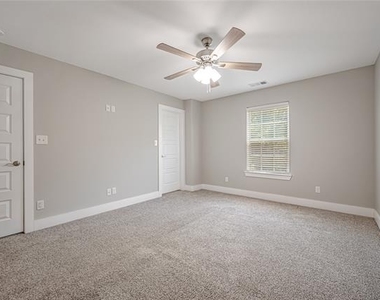 901 W Collins Street - Photo Thumbnail 12