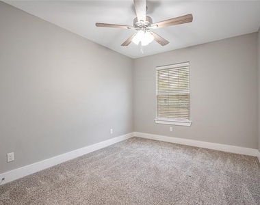 901 W Collins Street - Photo Thumbnail 17