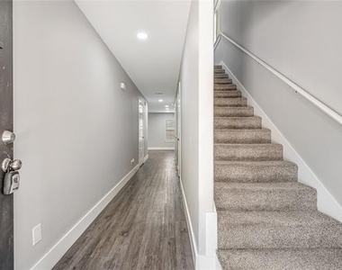 901 W Collins Street - Photo Thumbnail 11