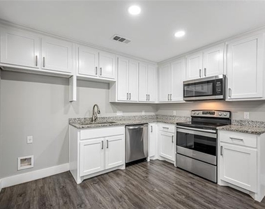 901 W Collins Street - Photo Thumbnail 4