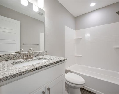 901 W Collins Street - Photo Thumbnail 16