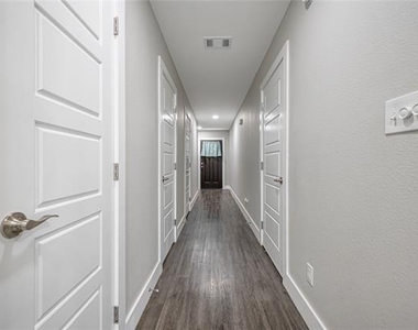 901 W Collins Street - Photo Thumbnail 9
