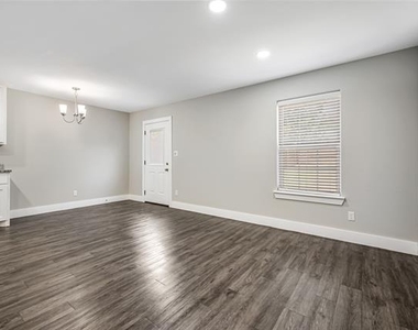 901 W Collins Street - Photo Thumbnail 1