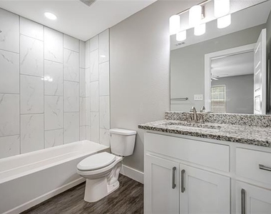 901 W Collins Street - Photo Thumbnail 14