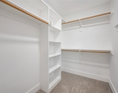 901 W Collins Street - Photo Thumbnail 13