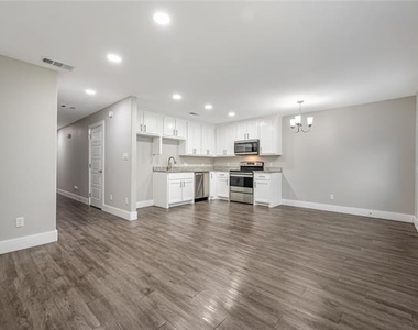901 W Collins Street - Photo Thumbnail 2
