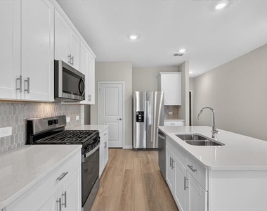 3048 Belton Drive - Photo Thumbnail 4