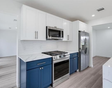 12607 Gaslite Circle - Photo Thumbnail 14