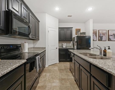 585 Concho Street - Photo Thumbnail 7