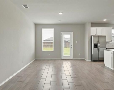 944 Ravenwood Lane - Photo Thumbnail 8