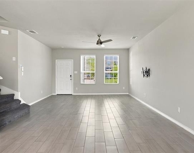 944 Ravenwood Lane - Photo Thumbnail 3