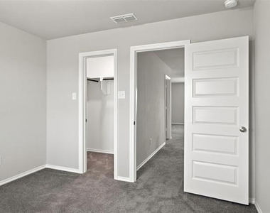 944 Ravenwood Lane - Photo Thumbnail 34