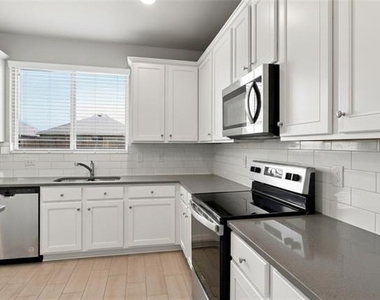 944 Ravenwood Lane - Photo Thumbnail 13