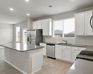 944 Ravenwood Lane - Photo Thumbnail 12