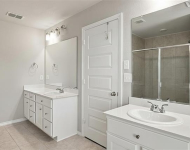 944 Ravenwood Lane - Photo Thumbnail 26
