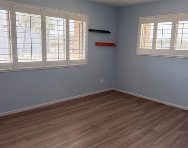 700 W University Drive - Photo Thumbnail 12