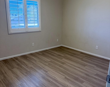 700 W University Drive - Photo Thumbnail 13
