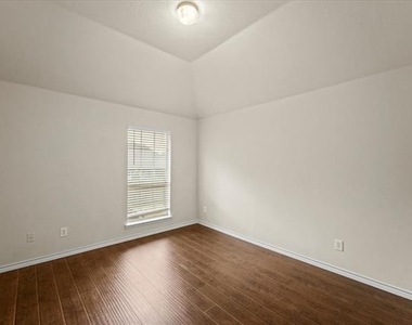 8204 Hitching Trail - Photo Thumbnail 12