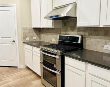 3706 Glenn Mews - Photo Thumbnail 7