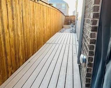 3706 Glenn Mews - Photo Thumbnail 3