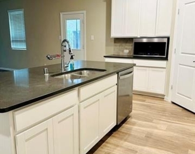 3706 Glenn Mews - Photo Thumbnail 6