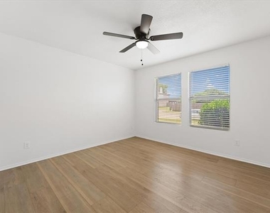 702 Lowe Drive - Photo Thumbnail 6