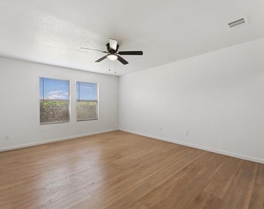 702 Lowe Drive - Photo Thumbnail 12