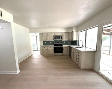 5221 Reed Drive - Photo Thumbnail 6