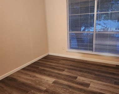 324 Valley Park Drive - Photo Thumbnail 11