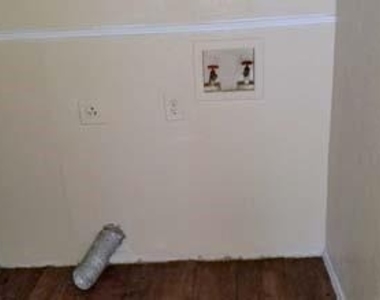 105 E Tyler Street - Photo Thumbnail 6