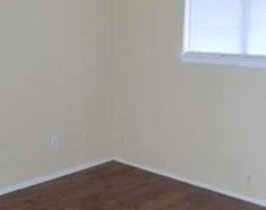 105 E Tyler Street - Photo Thumbnail 4