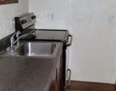 105 E Tyler Street - Photo Thumbnail 5