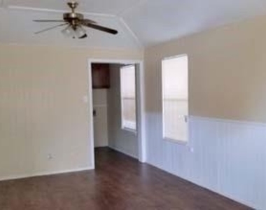 105 E Tyler Street - Photo Thumbnail 1