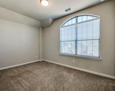 1112 Putman Drive - Photo Thumbnail 4