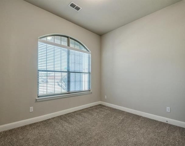 1112 Putman Drive - Photo Thumbnail 11