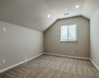 1112 Putman Drive - Photo Thumbnail 9