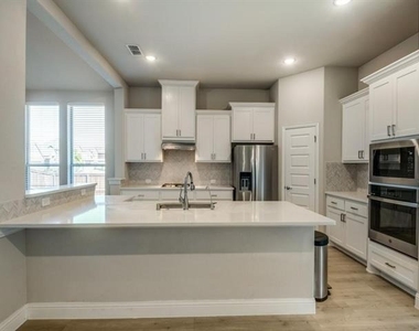 1112 Putman Drive - Photo Thumbnail 3