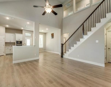 1112 Putman Drive - Photo Thumbnail 2