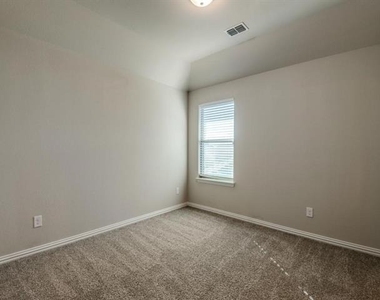 1112 Putman Drive - Photo Thumbnail 7