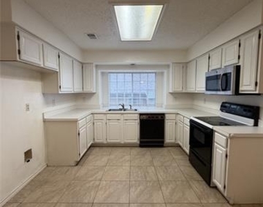 1426 Mapleview Drive - Photo Thumbnail 2