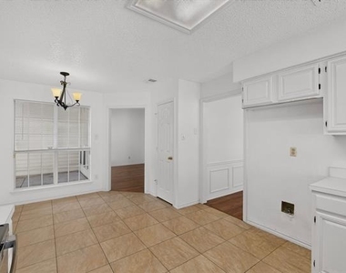 1426 Mapleview Drive - Photo Thumbnail 17