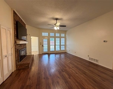 1426 Mapleview Drive - Photo Thumbnail 5