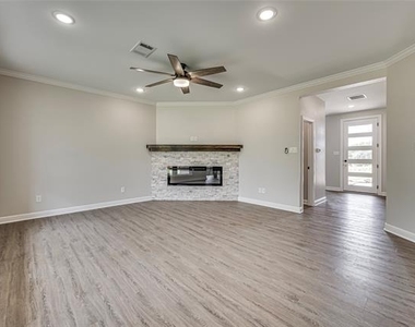 8243 Heritage Glen Drive - Photo Thumbnail 5