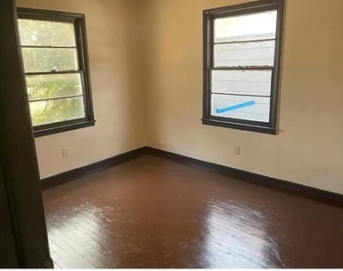 910 Circle Drive - Photo Thumbnail 2