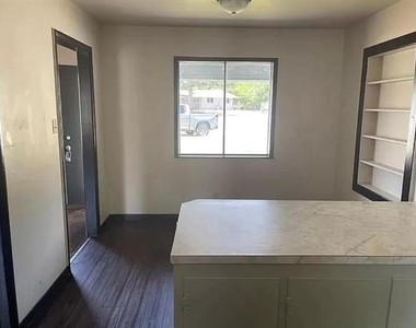 910 Circle Drive - Photo Thumbnail 8