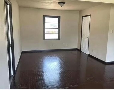 910 Circle Drive - Photo Thumbnail 6