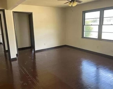 910 Circle Drive - Photo Thumbnail 4