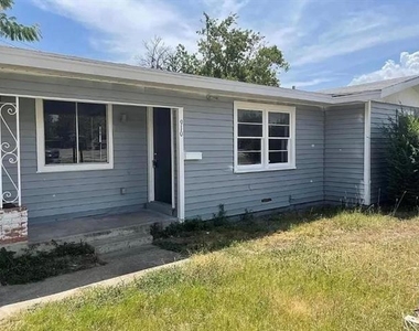 910 Circle Drive - Photo Thumbnail 1