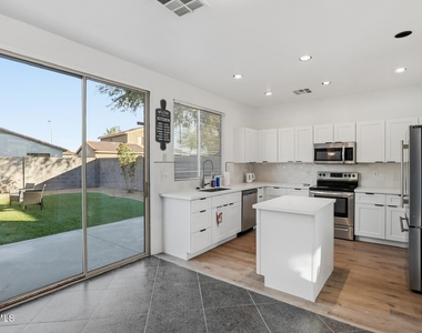 220 W Beechnut Place - Photo Thumbnail 6